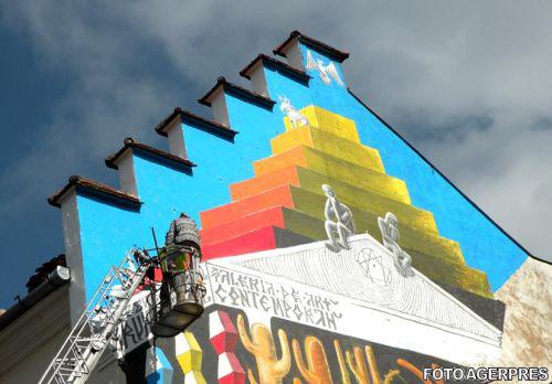 Lucrarea de street art de la intrarea in Galeria de Arta Contemporana a Muzeului Brukenthal din Sibiu, inainte de a fi stearsa, Foto: Agerpres