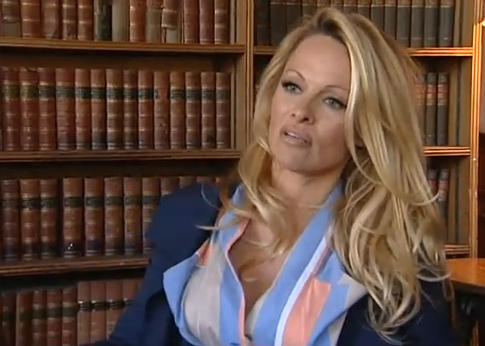 Pamela Anderson, inconjurata de carti, Foto: Captura Youtube.com