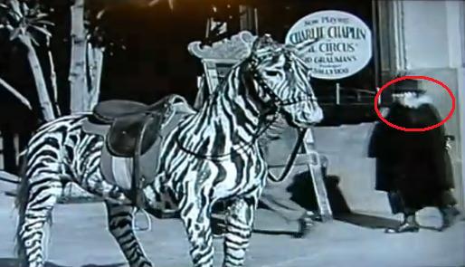 Telefon mobil sau proteza auditiva?, Foto: Captura Youtube.com