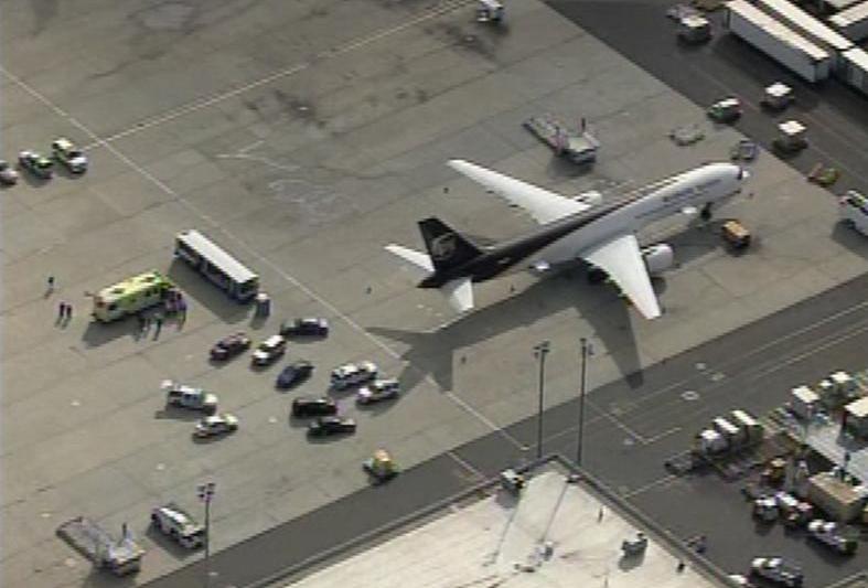 Avionul UPS la sol, inconjurat de trupele de genisti, Foto: Reuters