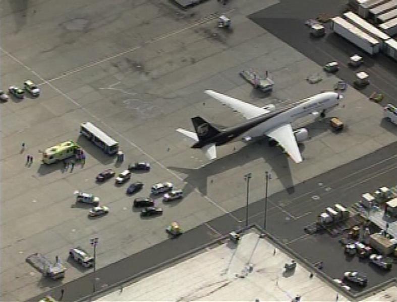 Avionul UPS la sol, inconjurat de trupele de genisti, Foto: Reuters