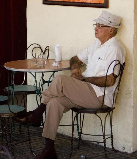 cubanez imbracat cu camasa guayabera, Foto: Reuters