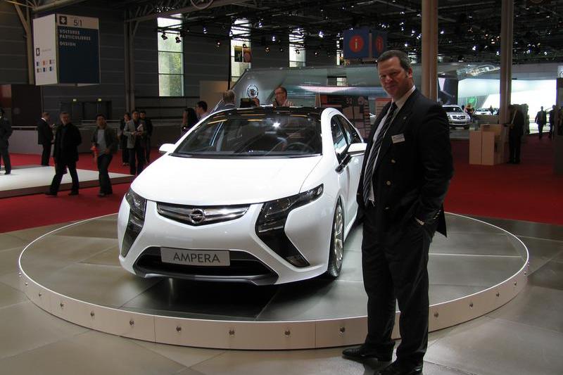 Enno Fuchs langa Opel Ampera, Foto: Hotnews