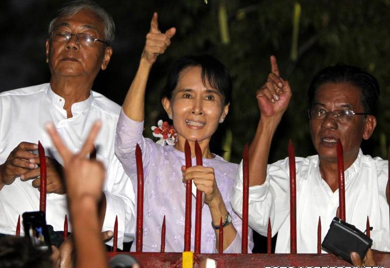 Aung San Suu Kyi (in mijloc), Foto: Agerpres