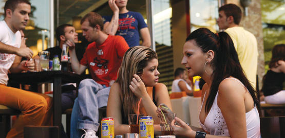 Fete tinere in Tirana, Foto: Hotnews