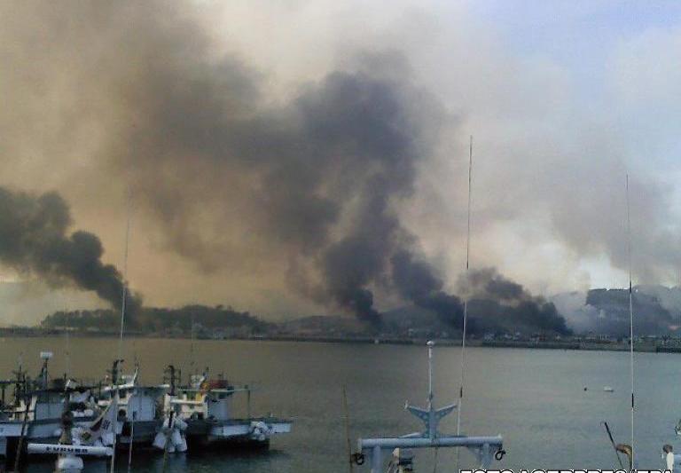 Fum deasupra insulei sud-coreene Yeonpyeong, Foto: Agerpres/EPA