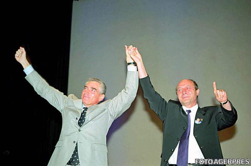 Traian Basescu si Petre Roman, in 2000, Foto: Agerpres