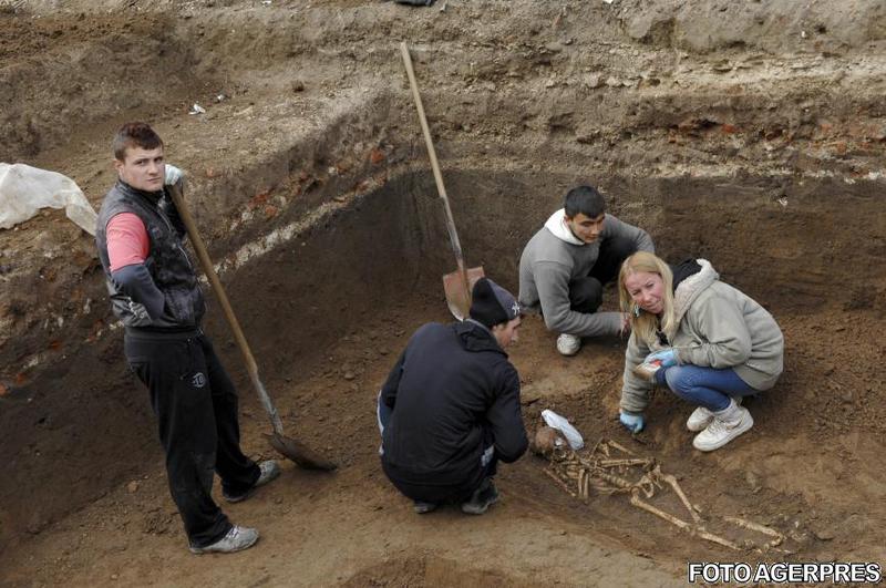 Arheologii cerceteaza scheletele, Foto: Agerpres