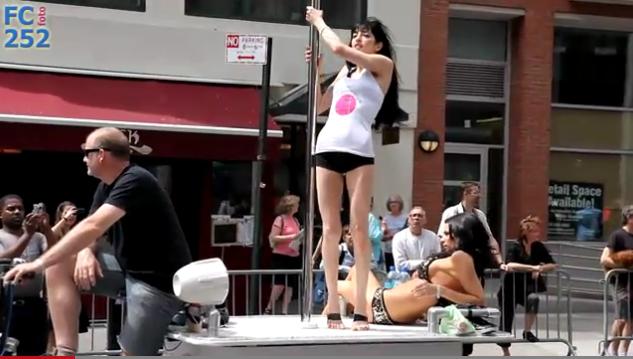 Striptease in strada, Foto: Captura 220.ro