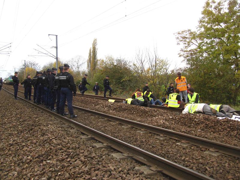 Politia ii indeparteaza pe protestatari, Foto: Reuters