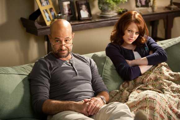 Stanley Tucci si Emma Stone in "Pacatoasa"/"Easy A", Foto: InterComFilm Distribution