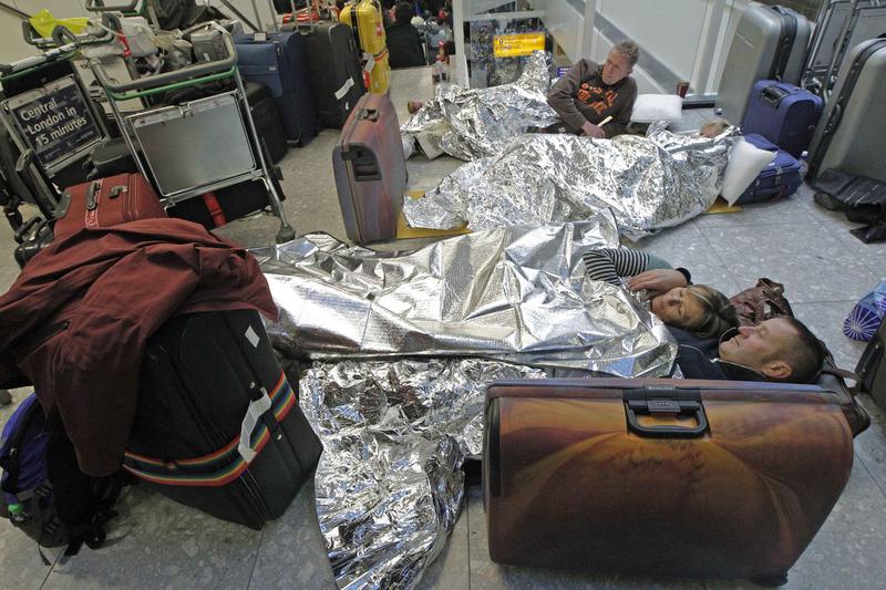 Pasagerii au fost nevoiti sa doarma in aeroport, din cauza ninsorilor, Foto: Reuters