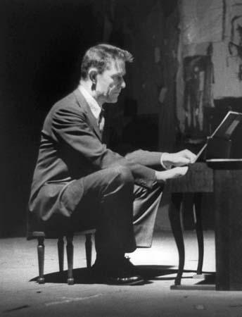 John Cage, cantand la un pian de jucarie, Foto: vinylrevinyl.com