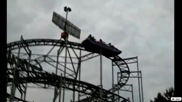 Ce faci daca ramai blocat in roller coster, Foto: Captura 220.ro