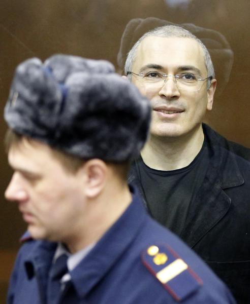 Mihail Hodorkovski, pazit de un gardian in sala de judecata, Foto: Reuters