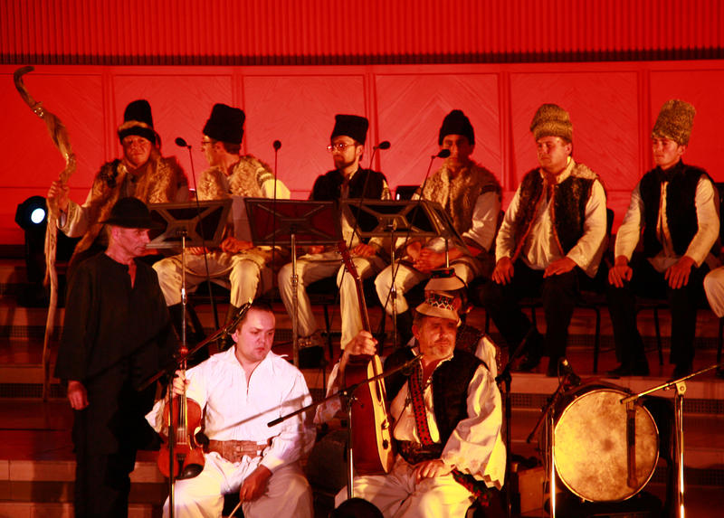 "Diavolu' cu trii dejti" si colindatorii din Rasca, Foto: Hotnews