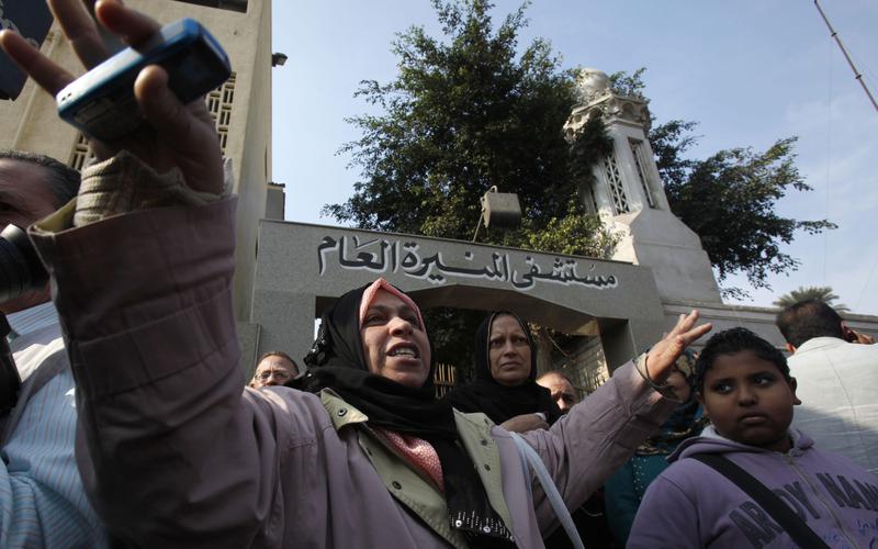 Rudele avocatului din Cairo, ce s-a autoincendiat marti, Foto: Reuters