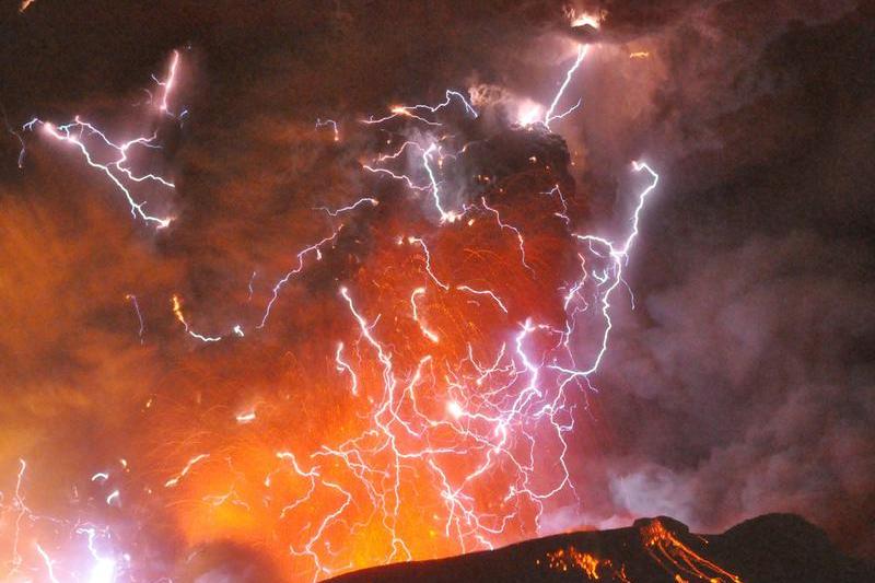 Fulgere deasupra vulcanului Shinmoedake, Foto: Reuters
