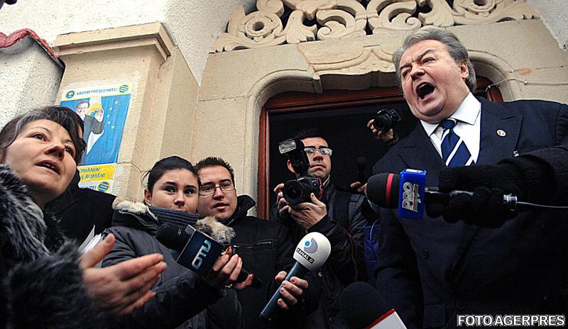 Vadim Tudor, evacuat, Foto: AGERPRES