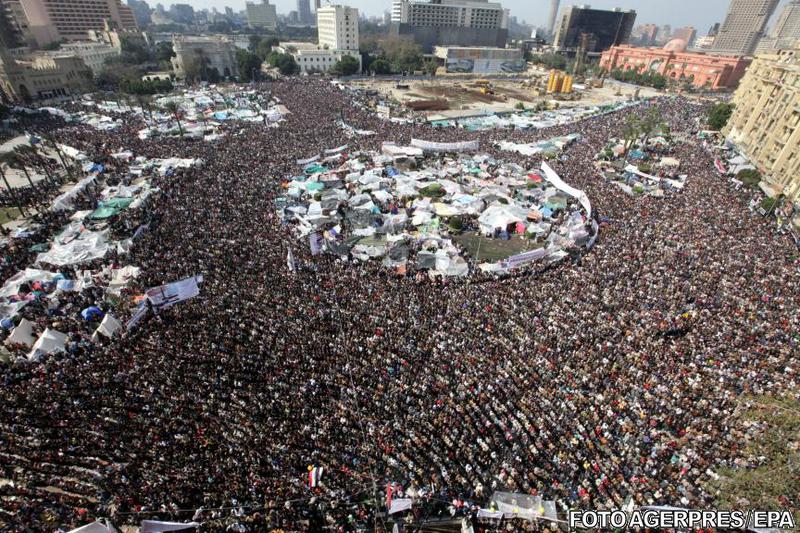 Sute de mii de manifestanti adunati in Piata Tahrir au luat impreuna parte la rugaciunile de vineri, Foto: Agerpres/EPA