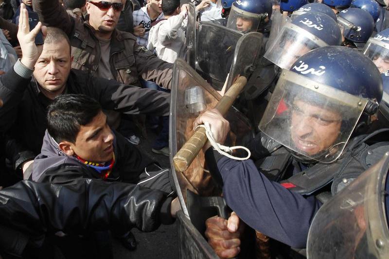 Ciocniri intre protestatari si fortele de ordine in Alger, Foto: Reuters