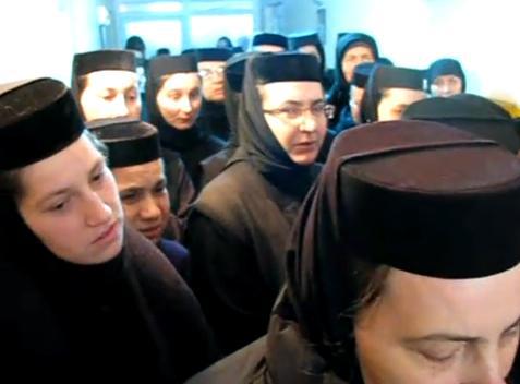 Maicute cintind Sfinta tinerete legionara, Foto: Captura Youtube.com