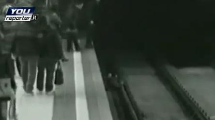 Baiatul se juca cu o consola PSP, Foto: Captura YouTube