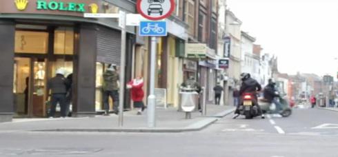 O batrana curajoasa, Foto: Captura LiveLeak