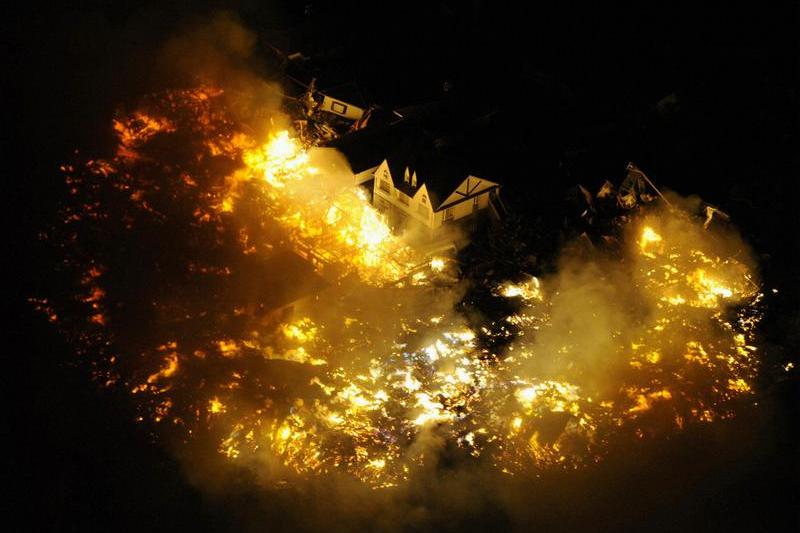 Cladiri in flacari, langa aeroportul Sendai, Foto: Reuters