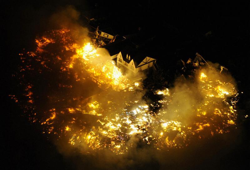 Cladiri in flacari, langa aeroportul Sendai, Foto: Reuters