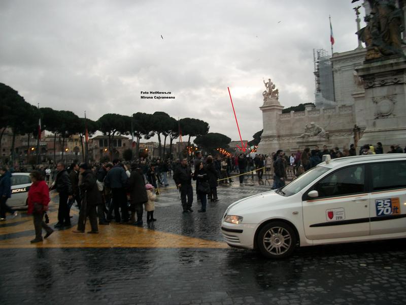 Piazza Venezia Roma la 30 minute dupa sinuciderea romanului (locul caderii), Foto: Hotnews