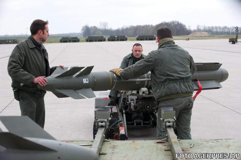 Soldatii francezi pregatesc un aparat Rafale la baza Saint Dizier, Foto: Agerpres