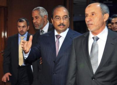 Liderul Consiliului National al rebelilor libieni Mustafa Abdel Jalil, impreuna cu un membru al delegatiei UA, la Benghazi, Foto: Reuters