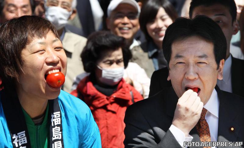 Purtatorul de cuvant al guvernului japonez gusta legume de langa Fukushima, Foto: Agerpres/AP