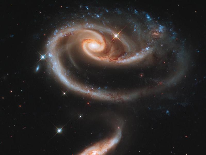 Forma unica a doua galaxii captata de telescopul Hubble, Foto: NASA