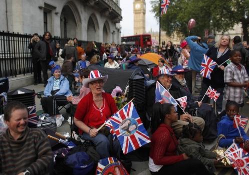 Turisti asteptand nunta, Foto: Reuters