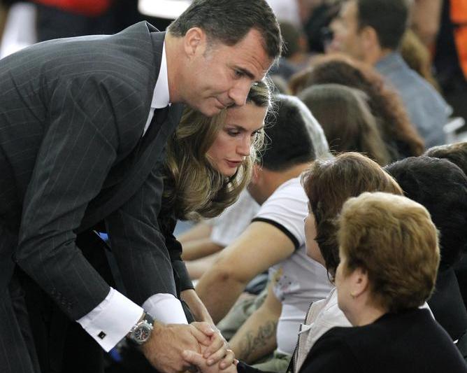 Printul Felipe si Printesa Letizia consoland familiile victimelor, Foto: Reuters