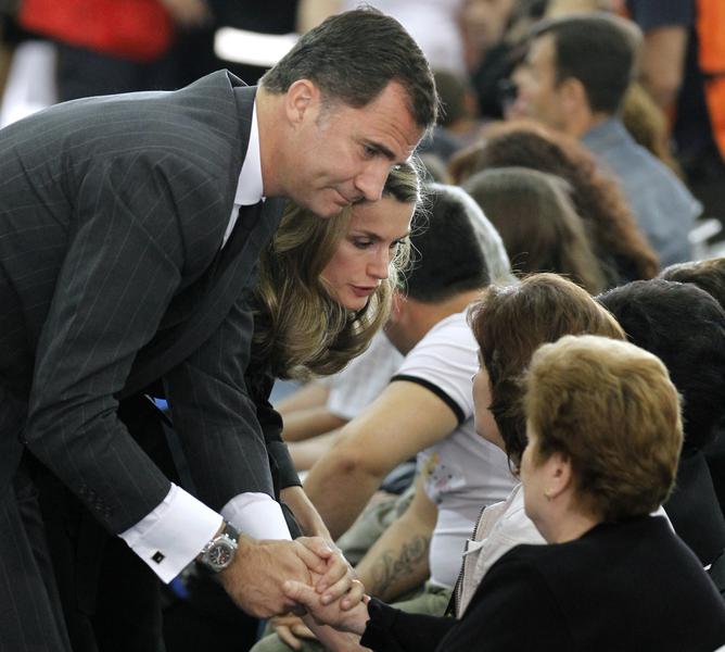 Printul Felipe si Printesa Letizia consoland familiile victimelor, Foto: Reuters