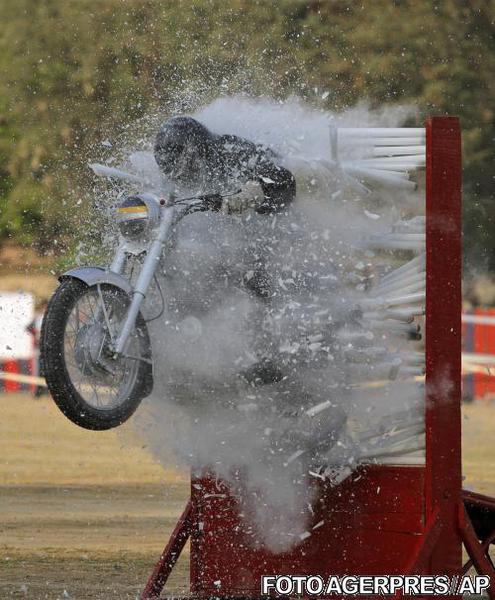 cascadorie pe motocicleta, Foto: Agerpres/AP