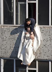 Ea este prinsa de un asistent social