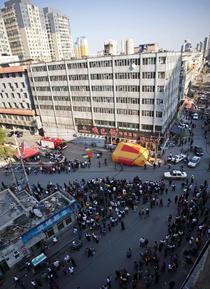 Vedere de ansamblu a cladirii in care a incercat sa se arunce