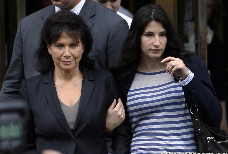 Anne Sinclair (stanga) si Camille Strauss-Kahn parasind tribunalul, Foto: Agerpres/AP