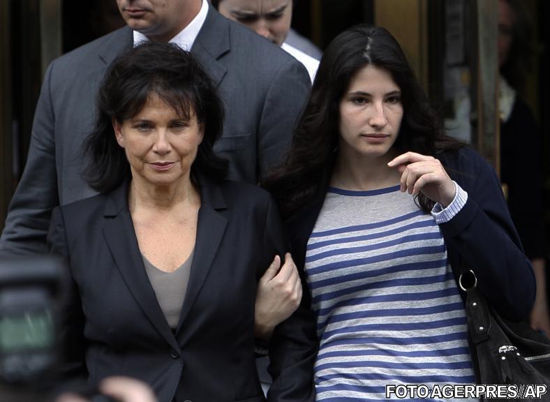 Anne Sinclair (stanga) si Camille Strauss-Kahn parasind tribunalul, Foto: Agerpres/AP