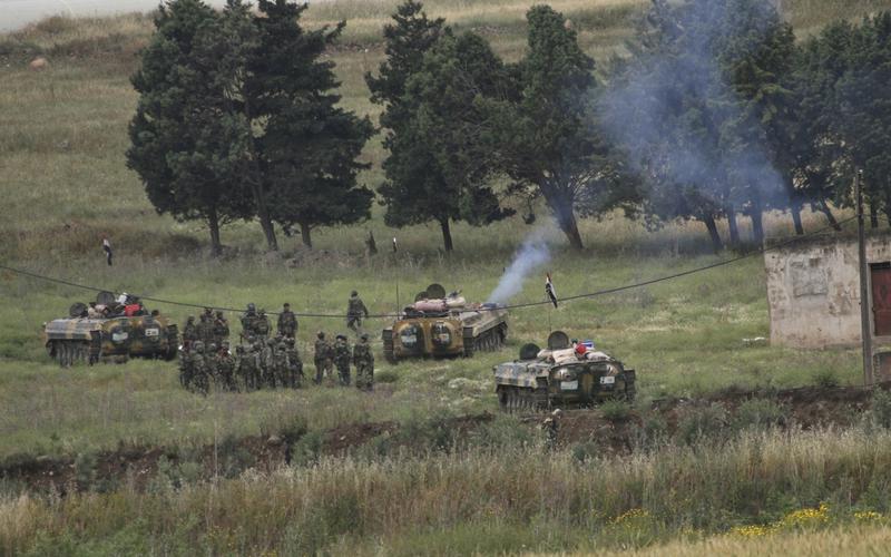 Soldati sirieni trimisi aflati la marginea unui oras, Foto: Reuters