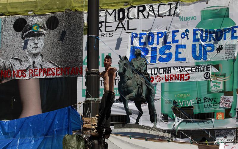 Demonstratii in Spania - un manifestant urcat pe un stalp de iluminat din piata Puerta del Sol / Madrid, Foto: Reuters
