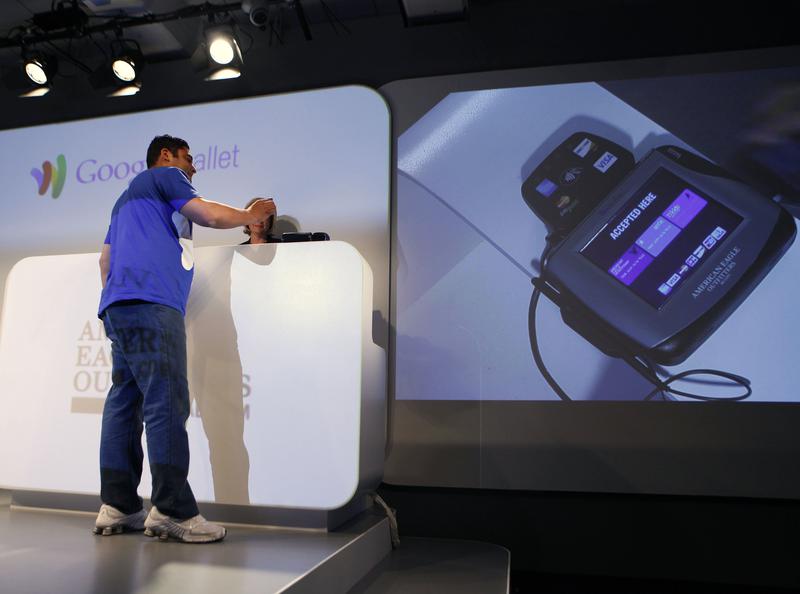 Osama Bedier, vicepresedinte Google Payments face o demonstratie a Wallet, Foto: Reuters