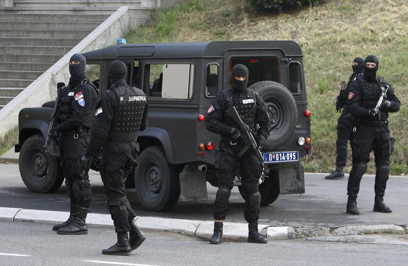 Jandarmi sarbi in fata tribunalului din Belgrad, Foto: Reuters