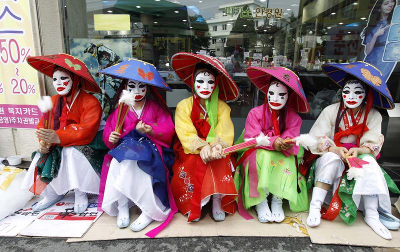 Mai multe prostituate, purtand costume traditionale, participa la un protest impotriva politiei care a facut mai multe razii in bordelurile din Chuncheon (oras situat la 100 km NE de Seul), Foto: Reuters