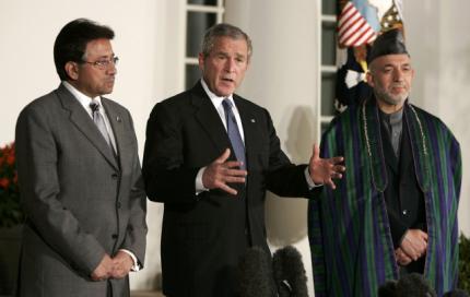 George W. Bush, Pervez Musharraf si Hamid Karzai, in timpul unei intalniri oficiale la Casa Alba, Foto: Reuters