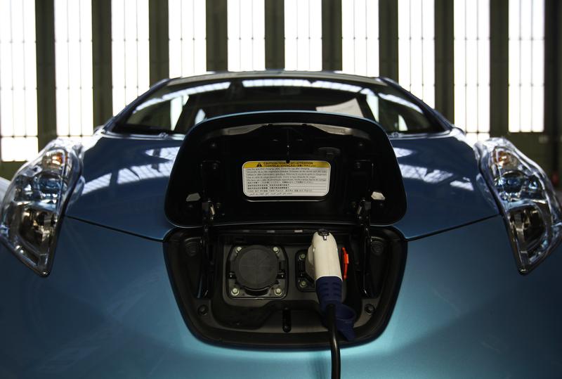 Un Nissan Leaf la incarcat, Foto: Reuters
